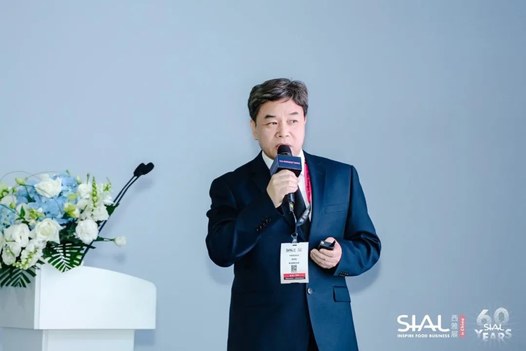 海關(guān)總署進(jìn)出口食品安全局原一級巡視員，海關(guān)一級關(guān)務(wù)監(jiān)督關(guān)銜，中國報(bào)關(guān)協(xié)會智庫高級專家徐明煥